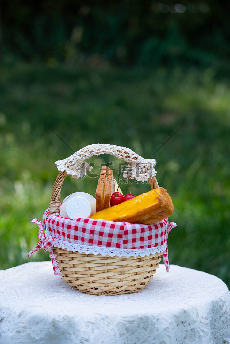 夏季早上美食面包公园食品摄影图