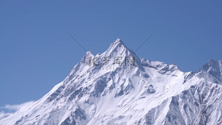 特写西藏雅鲁藏布大峡谷雪山山顶