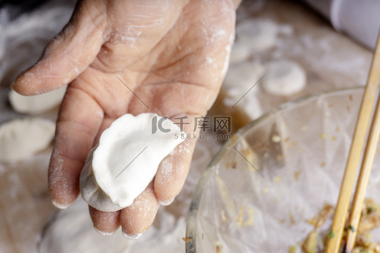 包饺子新年年夜饭准备摄影图