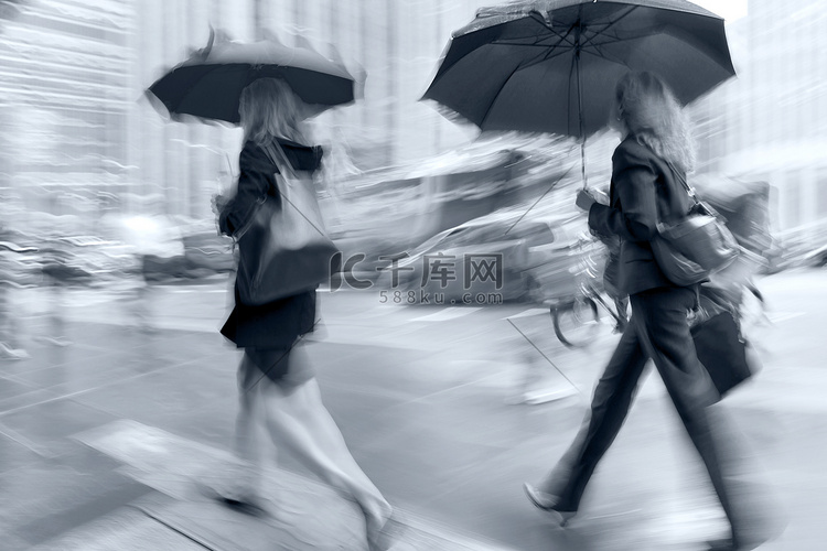 走在大街上雨天运动模糊和 b 