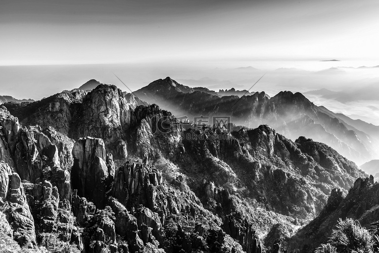 黑白风格早上山峰山区流动摄影图