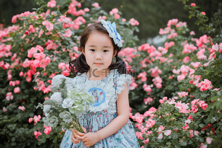 人物形象白天女孩花园手捧鲜花摄