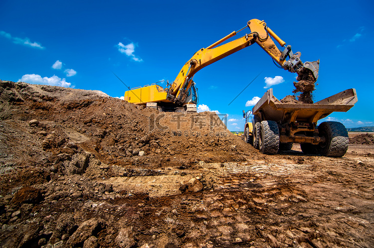 工业挖掘机装载和移动土壤材料