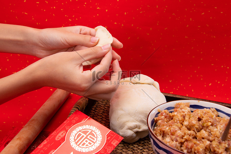 新年白天包饺子室内新春摄影图配