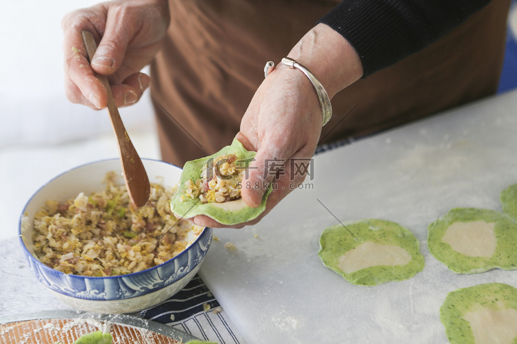 中国春节传统习俗包饺子传统美食
