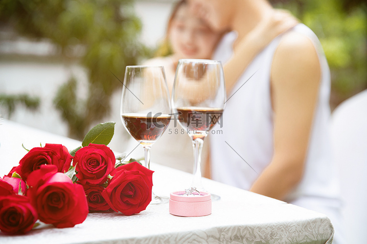 爱情情人节白天放在桌上的玫瑰花