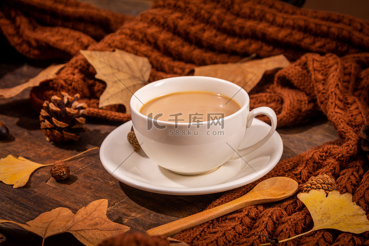 美食秋季白天一杯咖啡木桌摆放摄