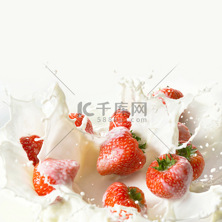 红草莓果实落入牛奶