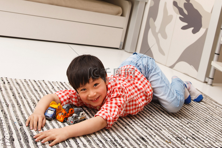 小男孩在地毯上玩耍
