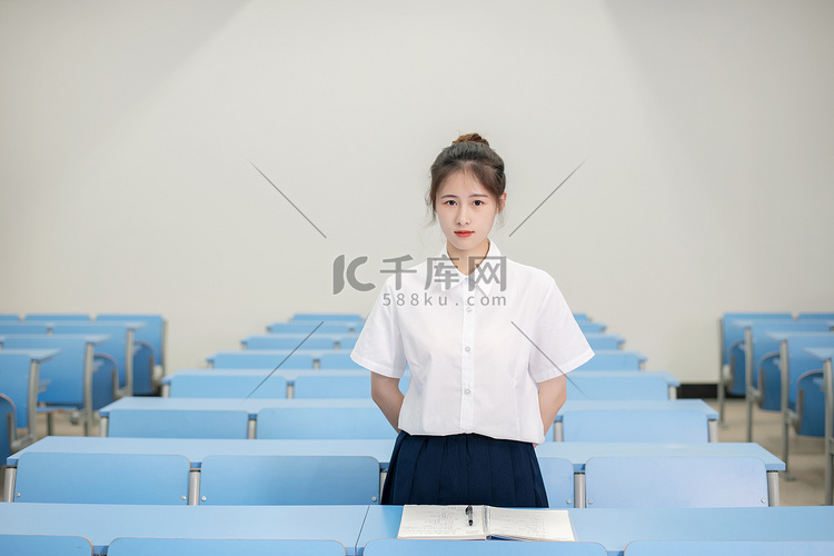 高考白天一个学生在教室站着摄影