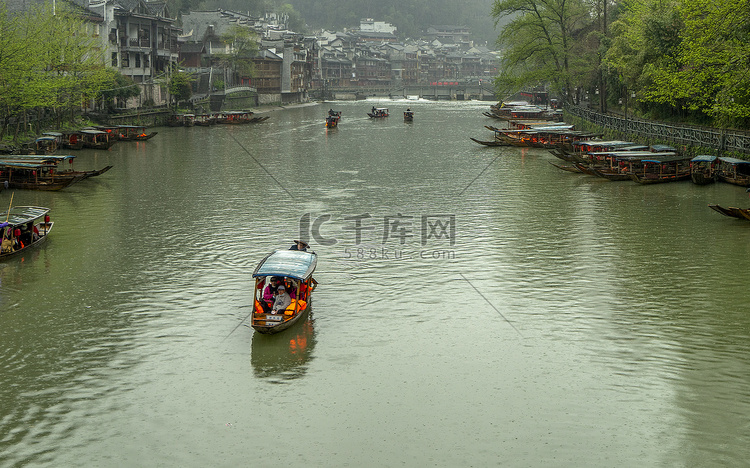 沱江春意白天凤凰古城春雨全景摄