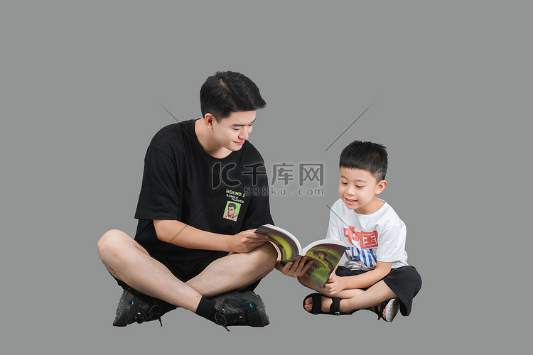 亲子亲情白天父子家庭阅读摄影图