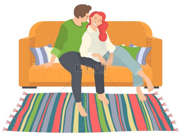 可爱的微笑夫妇坐在沙发上，枕头