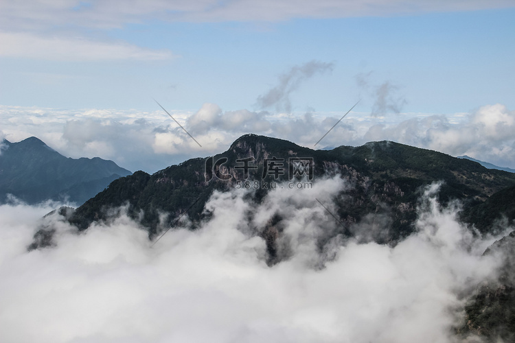 云海和山峰摄影图