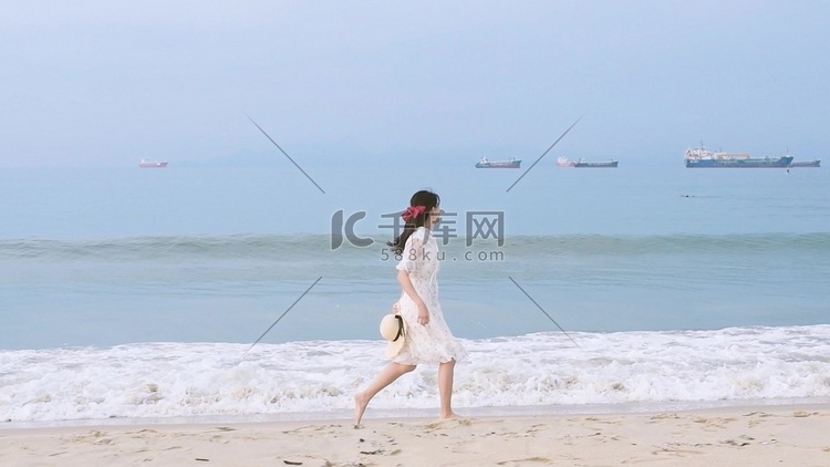 海边开心奔跑的少女