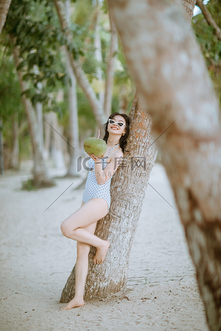 人物夏天美女椰树林靠树摄影图配