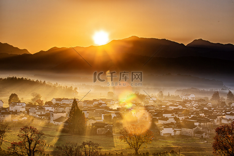 秋天田地村庄和太阳摄影图