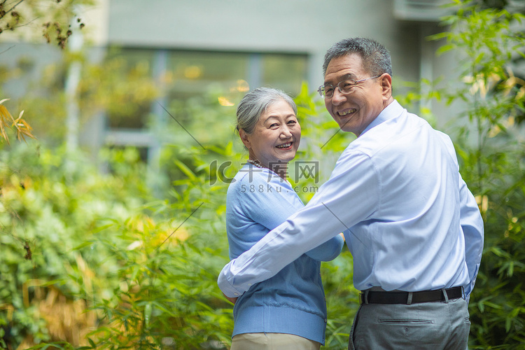 老年爱情白天一对老夫妇户外回头