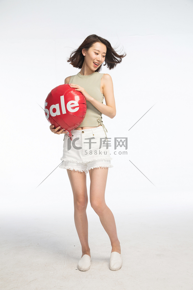 年轻女孩拿着气球