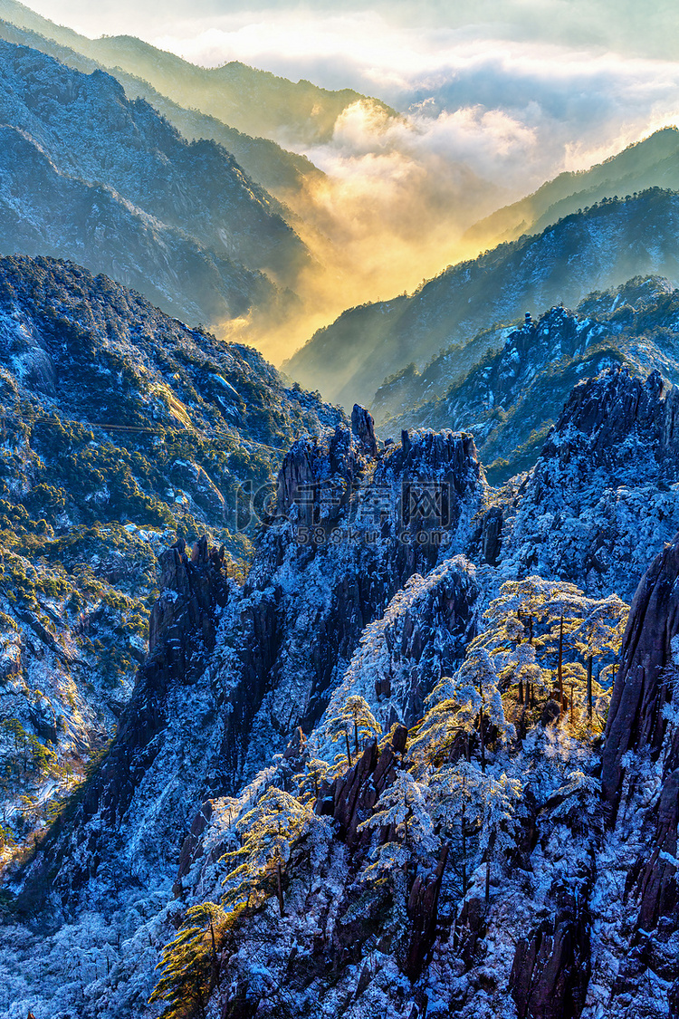 冬日旅行晨时雪山山区飘动山区飘