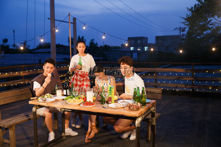 青年人聚会野餐