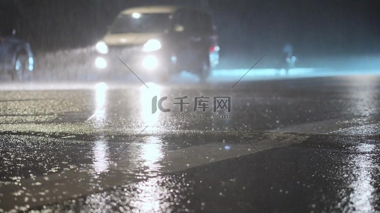 夜晚街道暴雨中行驶的汽车实拍