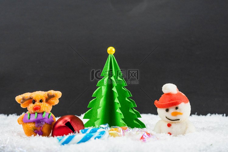 圣诞节雪地雪人麋鹿糖果摄影图