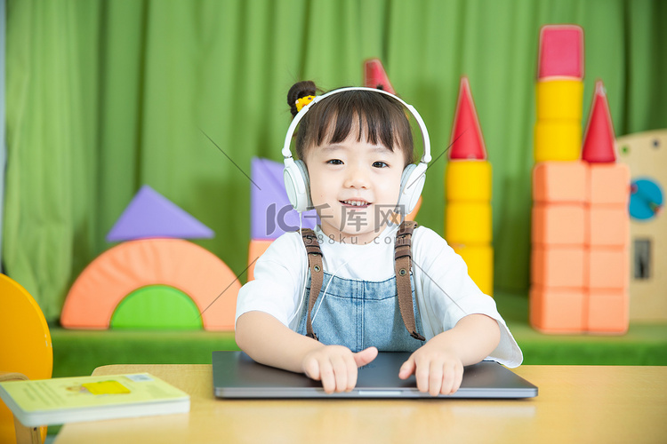 儿童教育白天小女孩教室打开电脑