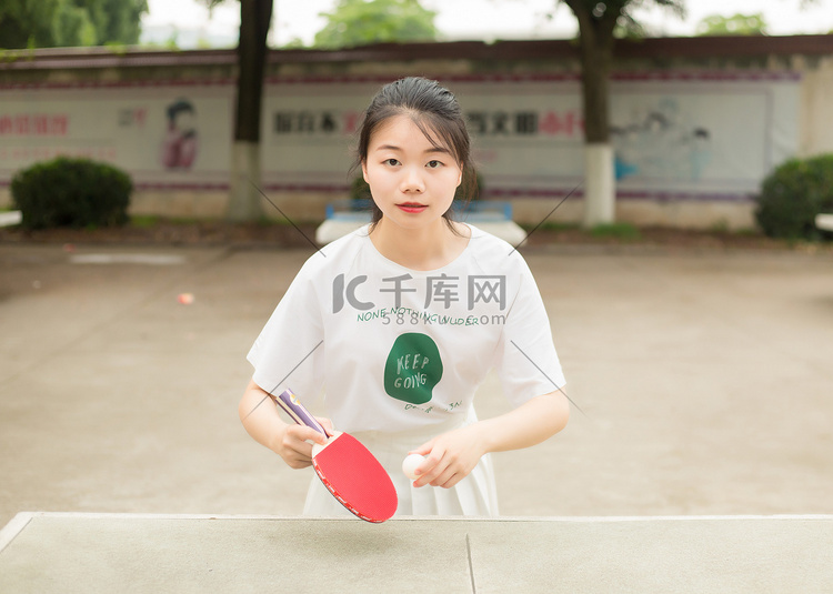 乒乓球球拍美女学生训练摄影图配