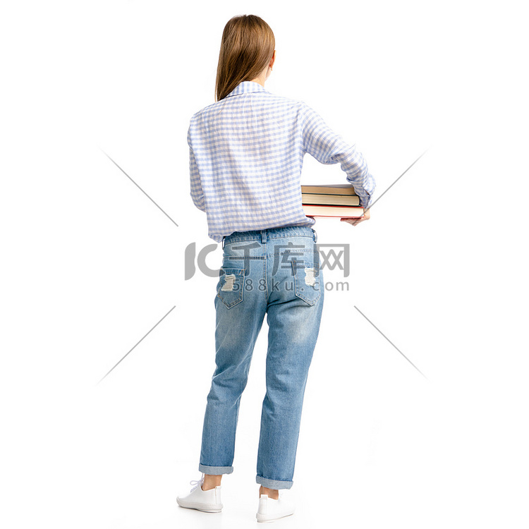 蓝色牛仔裤背影拿着书籍的女孩