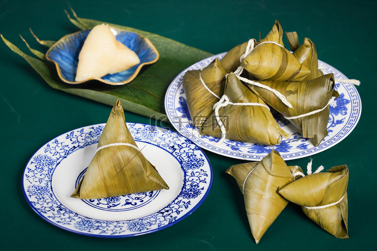 端午节白天小粽子室内美食摄影图