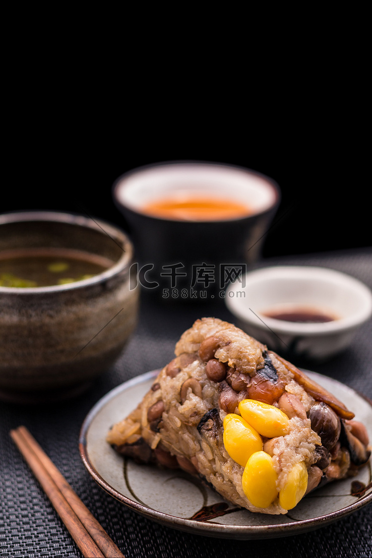 黄茶的粽子或亚洲中国糯米水饺