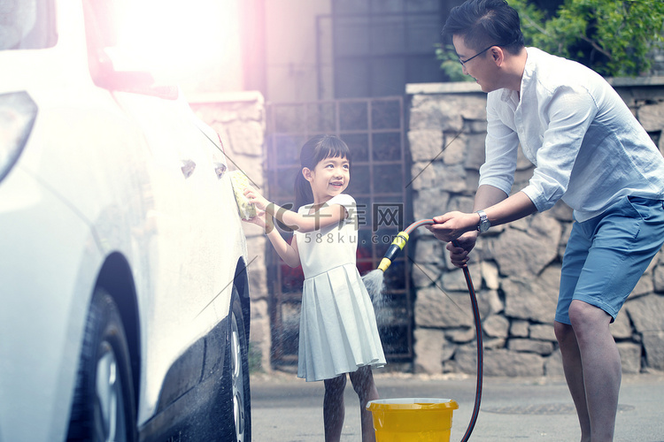 快乐父女擦洗汽车