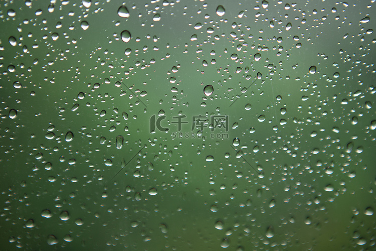 玻璃上的雨水下午雨水室内无摄影