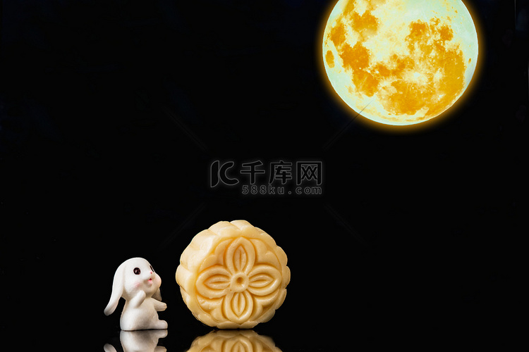 中秋晚上兔子明月户外月饼摄影图