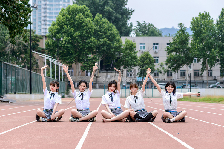 人像白天五个大学女生操场上坐着