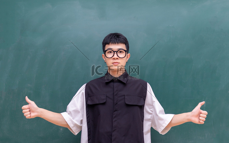 正在教室黑板双手点赞的男生