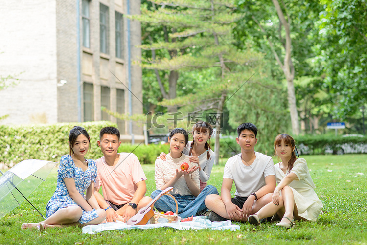 人像夏天六个人草地野餐摄影图配