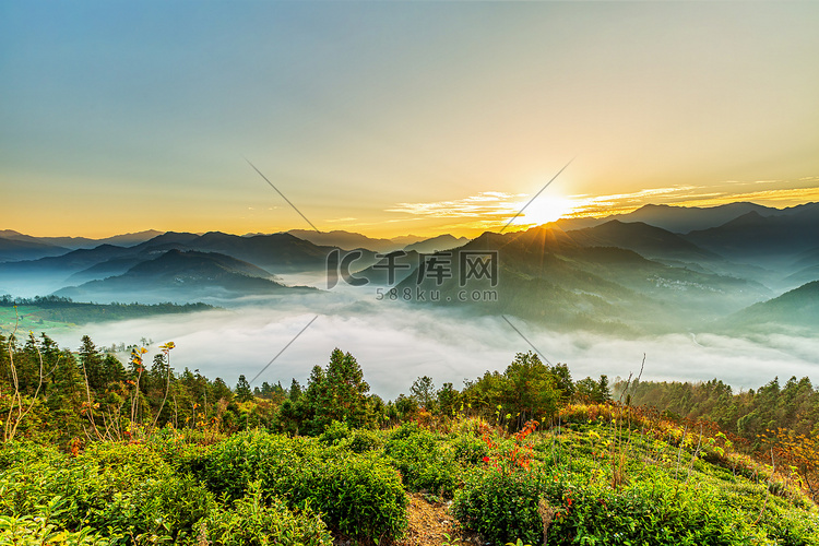 秋天旅游早上山峰山区漂动摄影图