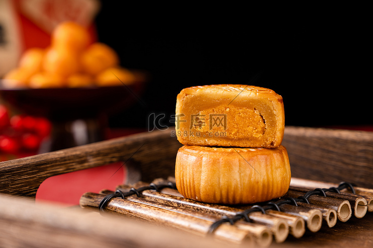 中秋节美食食品莲蓉蛋黄月饼摄影