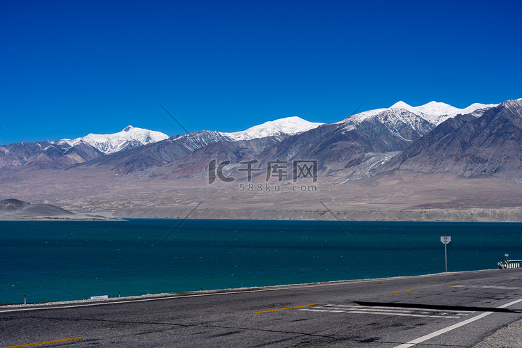 新疆克州中巴友谊雪山路和白沙湖