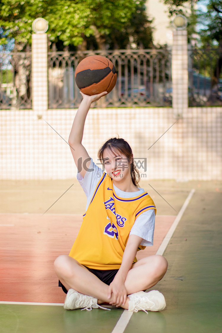 美女篮球运动员打球比赛摄影图配
