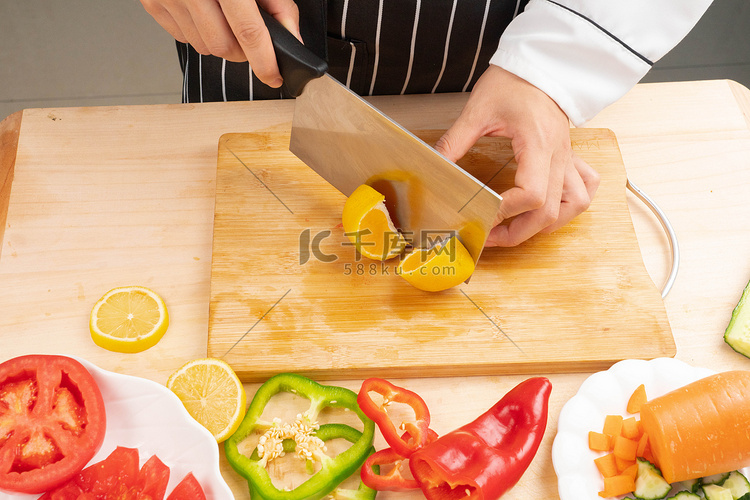 切菜白天蔬菜水果室内做饭摄影图