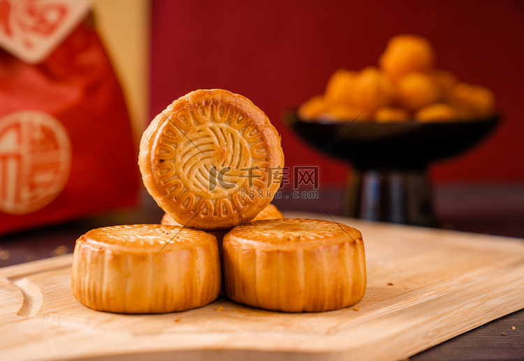 月饼美食传统中秋节食品摄影图配