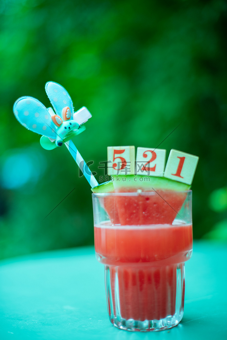 夏日饮品白天新鲜西瓜汁绿色桌子