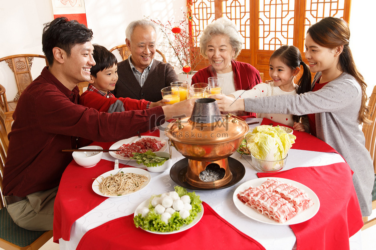 幸福家庭过年吃团圆饭