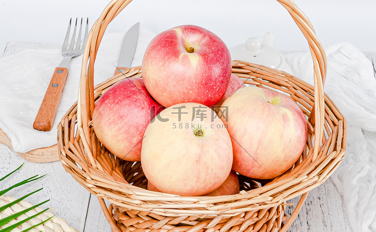 小清新秋天水果白昼一篮子苹果室