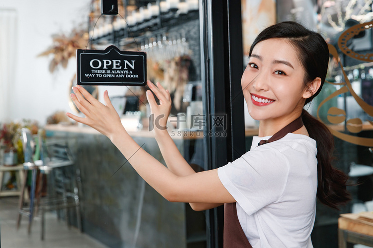 咖啡店的女服务员