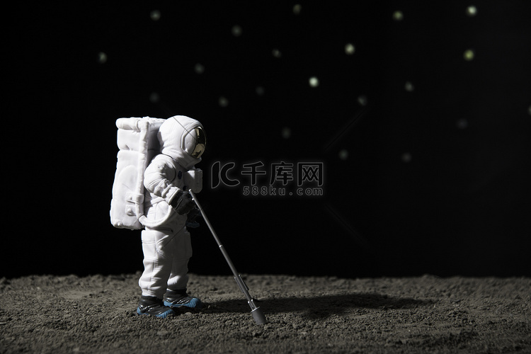 航天科技探索夜晚宇航员模拟月球