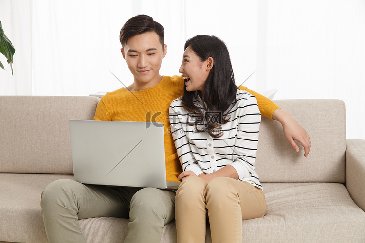 浪漫情侣看电脑